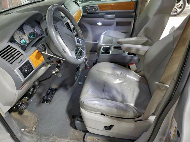 Chrysler Minivan Limited Image 7