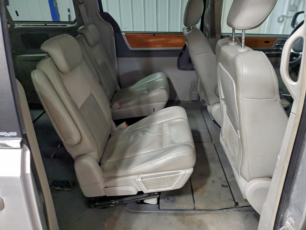 Chrysler Minivan Limited Image 8