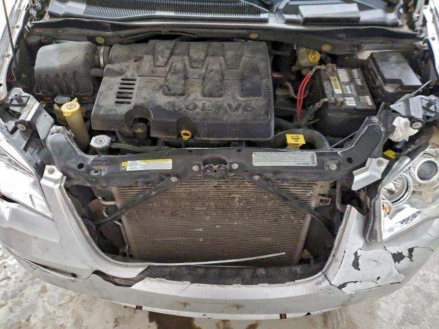 Chrysler Minivan Limited Image 9