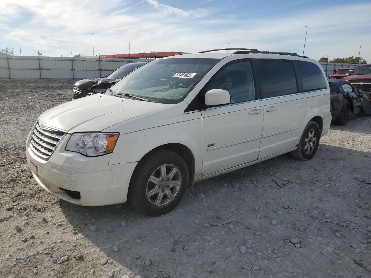 Chrysler Minivan Touring Image 1