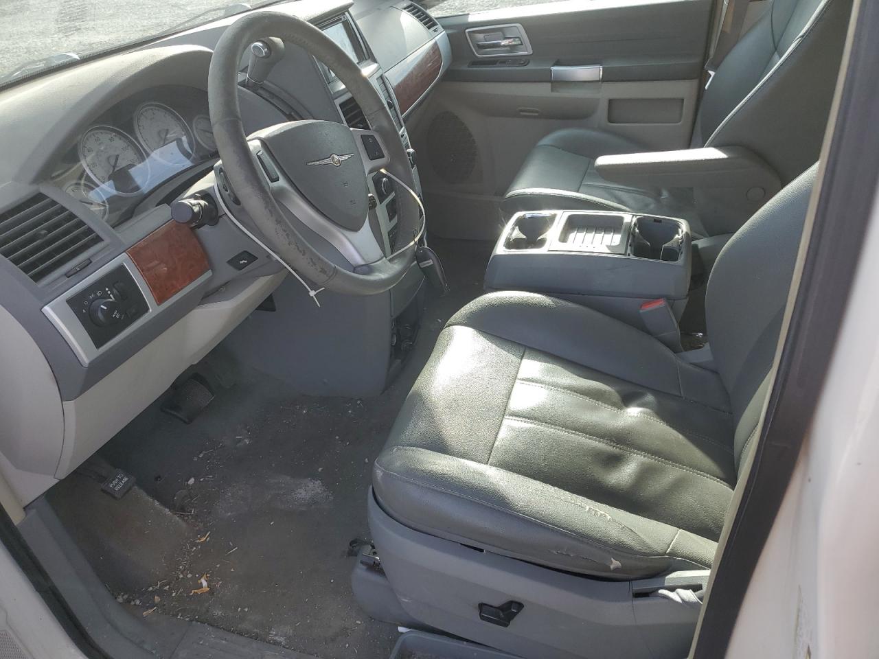 Chrysler Minivan Touring Image 2