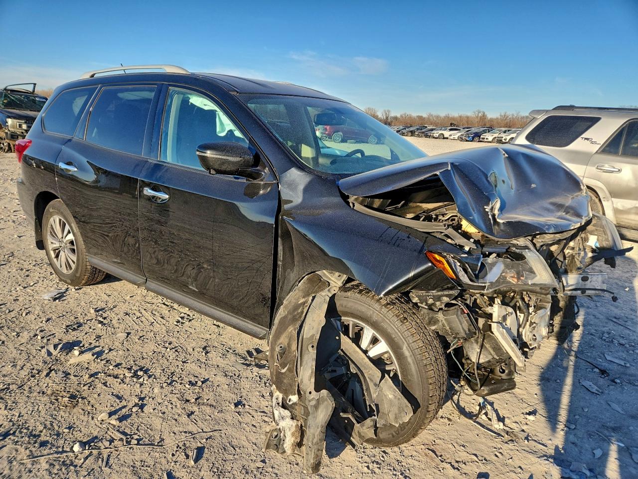 Nissan Pathfinder S Image 2