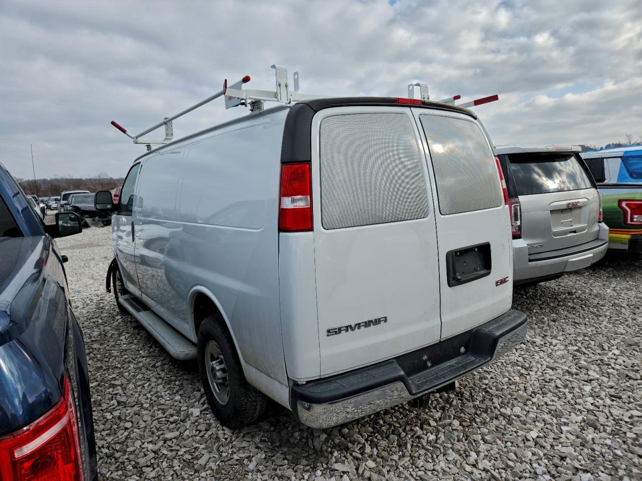GMC Savana G2500 Image 3