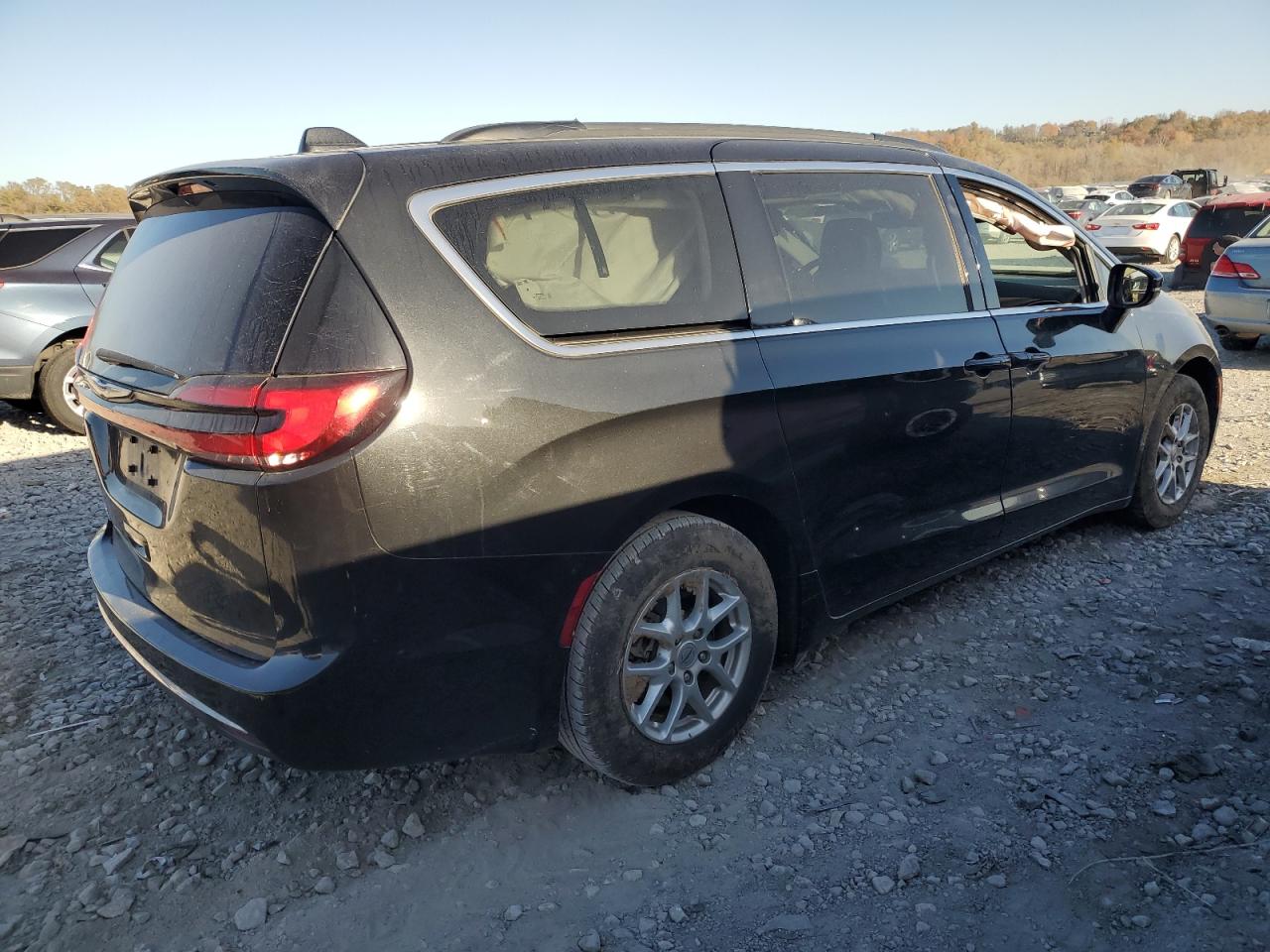 Chrysler Pacifica Touring L Image 3