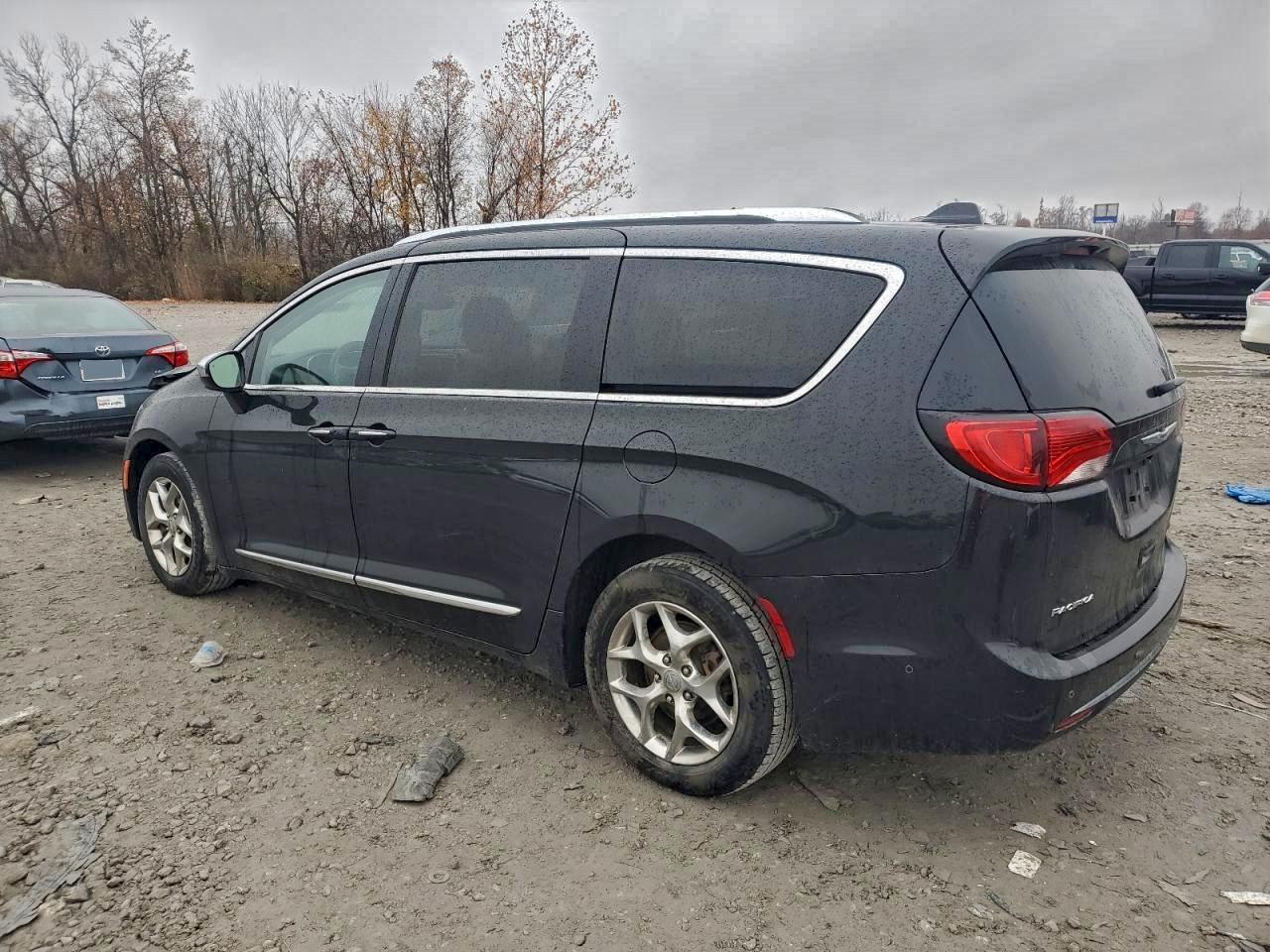 Chrysler Pacifica Limited Image 2