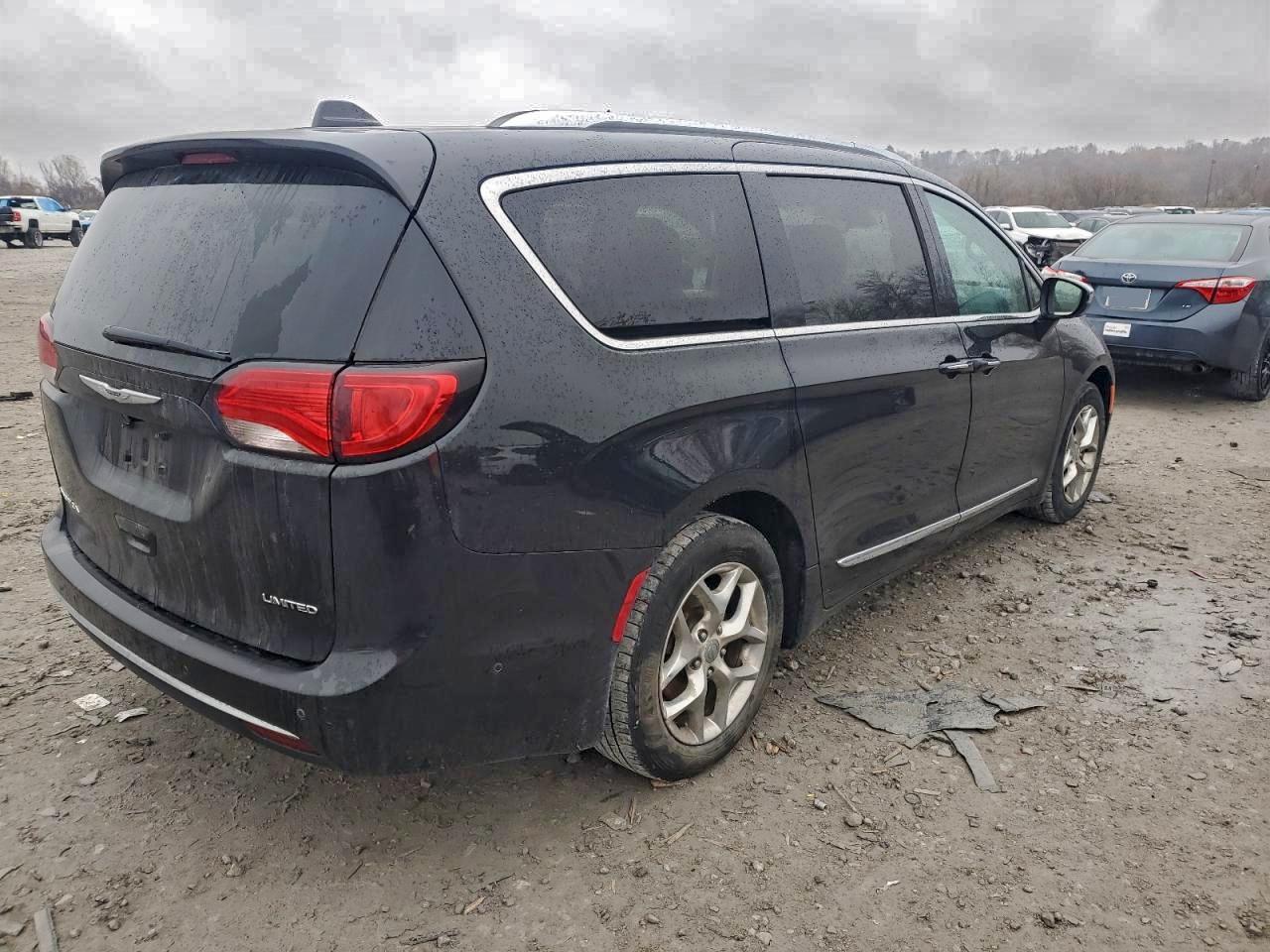 Chrysler Pacifica Limited Image 11