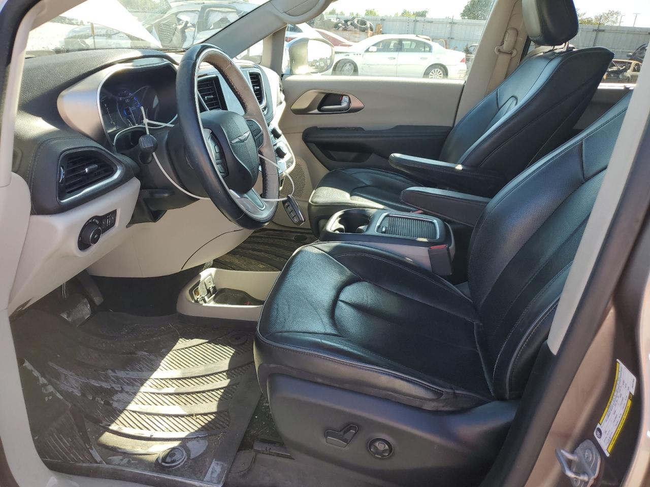 Chrysler Pacifica Limited Image 8