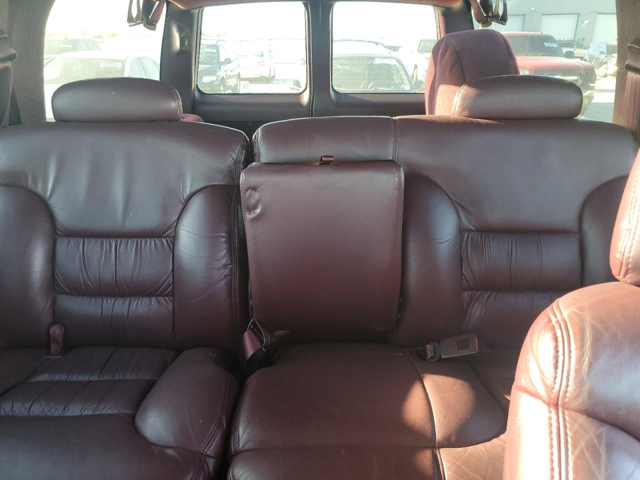 Chevrolet Suburban K1500 Image 10