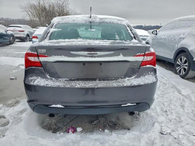 Chrysler 200 Limited Image 6