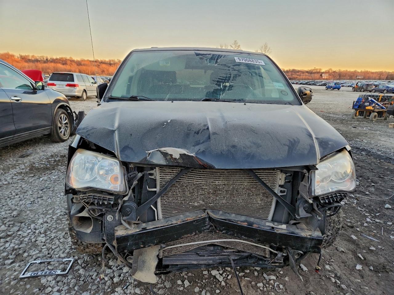 Chrysler Minivan Touring Image 4