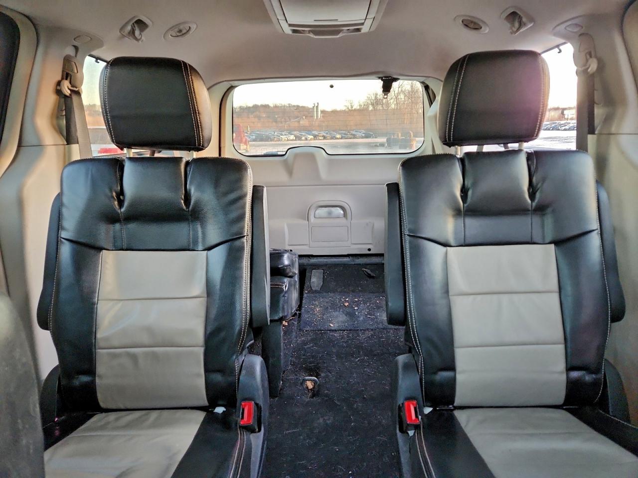 Chrysler Minivan Touring Image 2