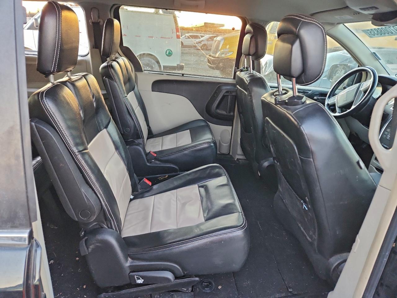 Chrysler Minivan Touring Image 5