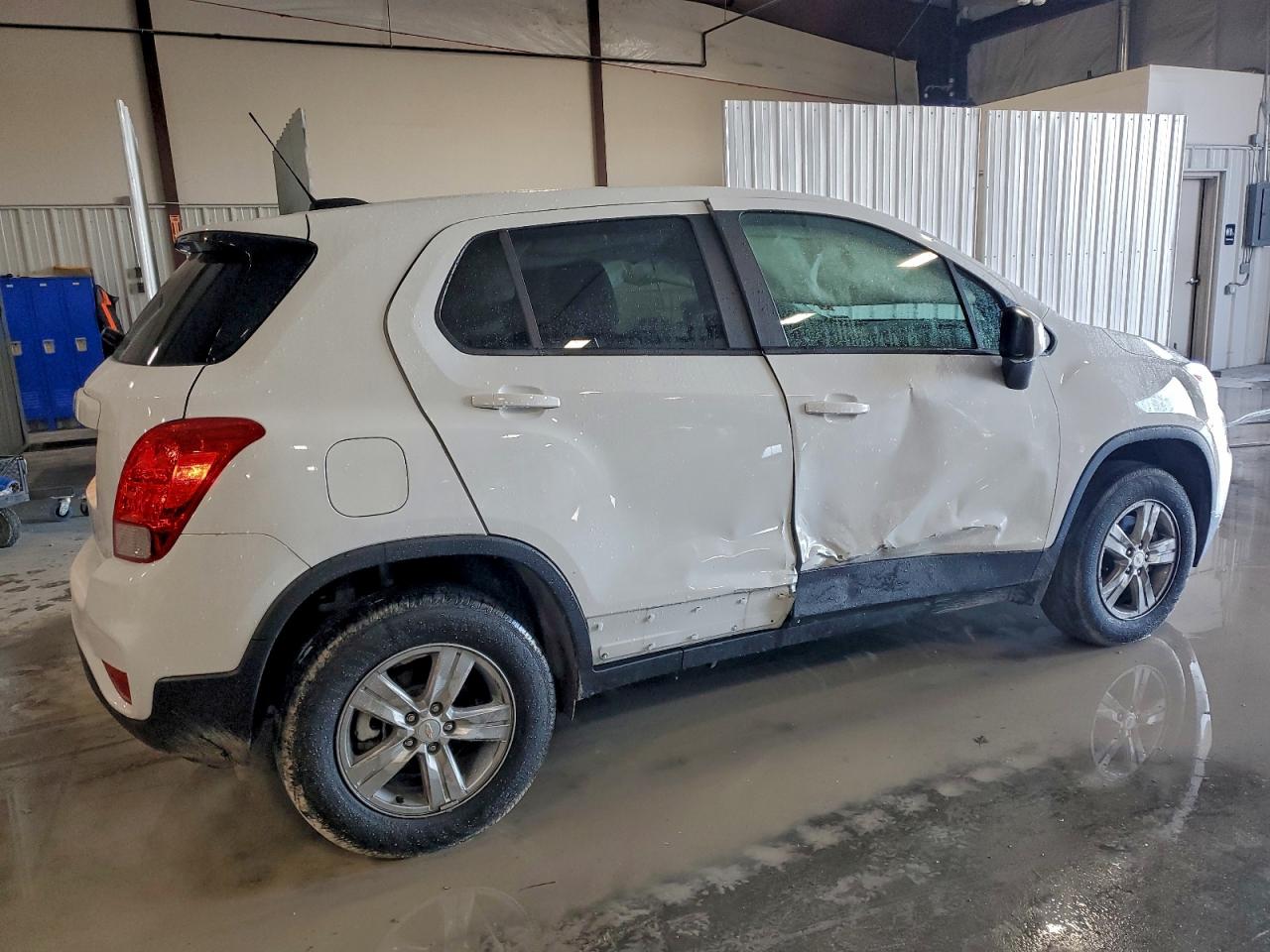 Chevrolet Trax Ls Image 2