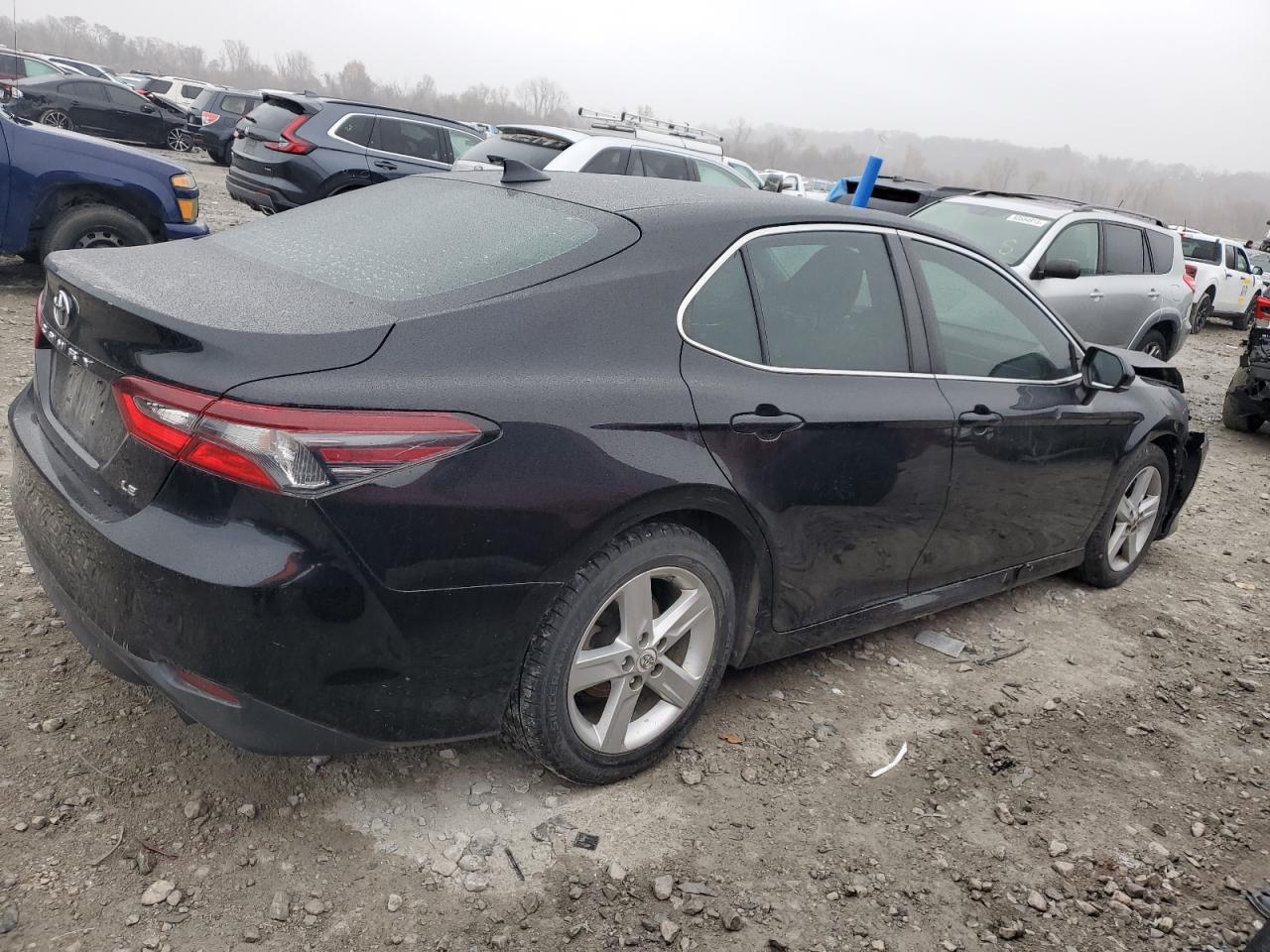 Toyota Camry Le Image 9