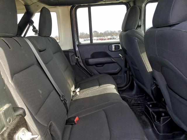 Jeep Wrangler Sahara Image 8