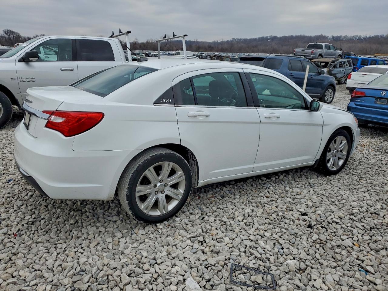 Chrysler 200 Touring Image 3