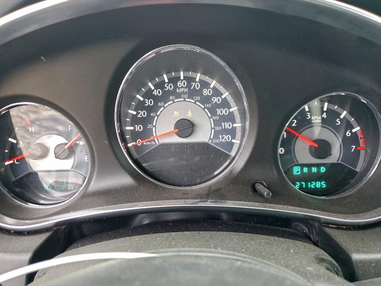 Chrysler 200 Touring Image 12