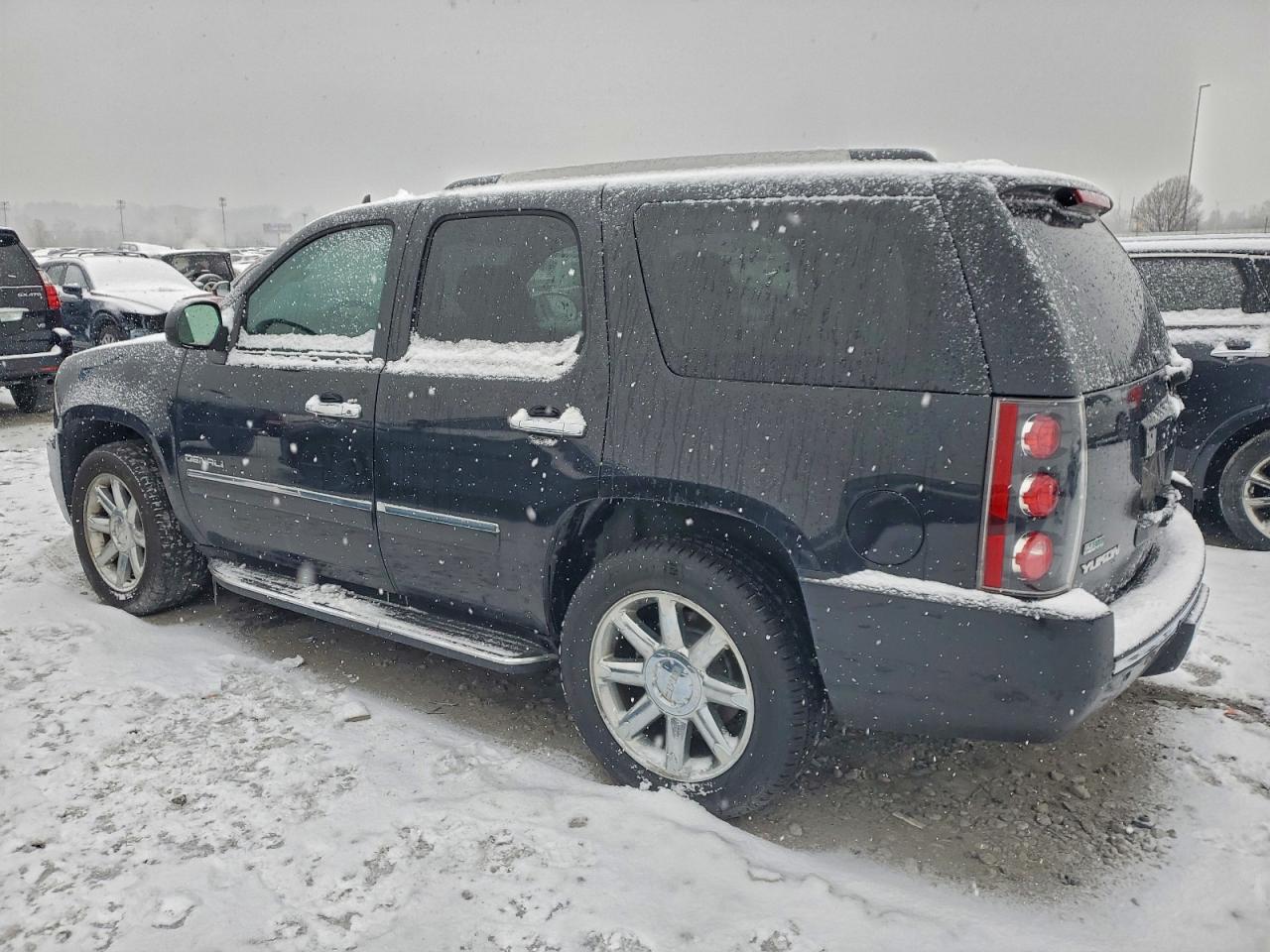 GMC Yukon Denali Image 9
