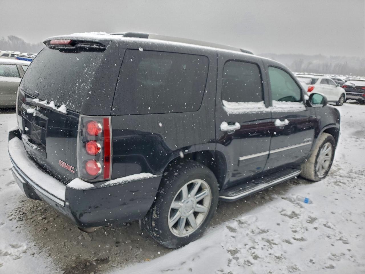 GMC Yukon Denali Image 2