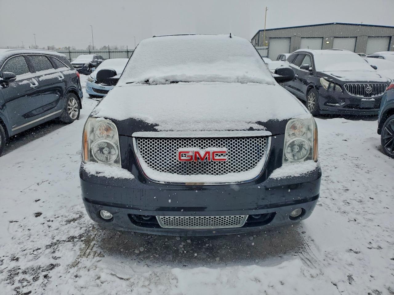 GMC Yukon Denali Image 13