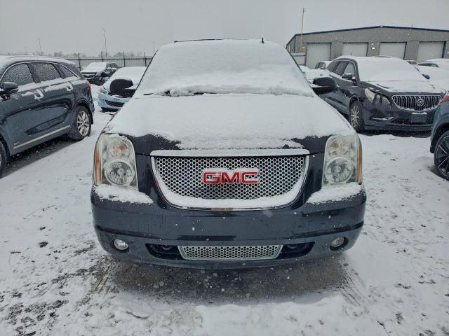 GMC Yukon Denali Image 13