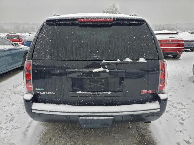 GMC Yukon Denali Image 3