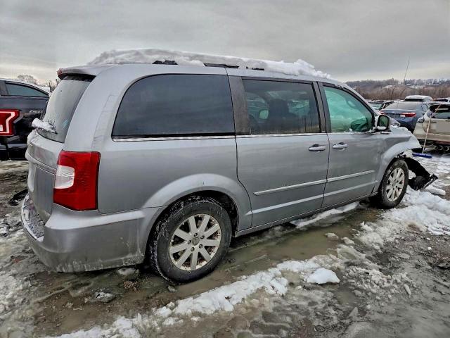 Chrysler Minivan Touring Image 5