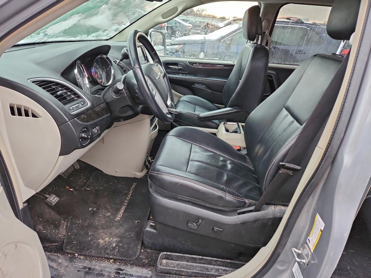 Chrysler Minivan Touring Image 9