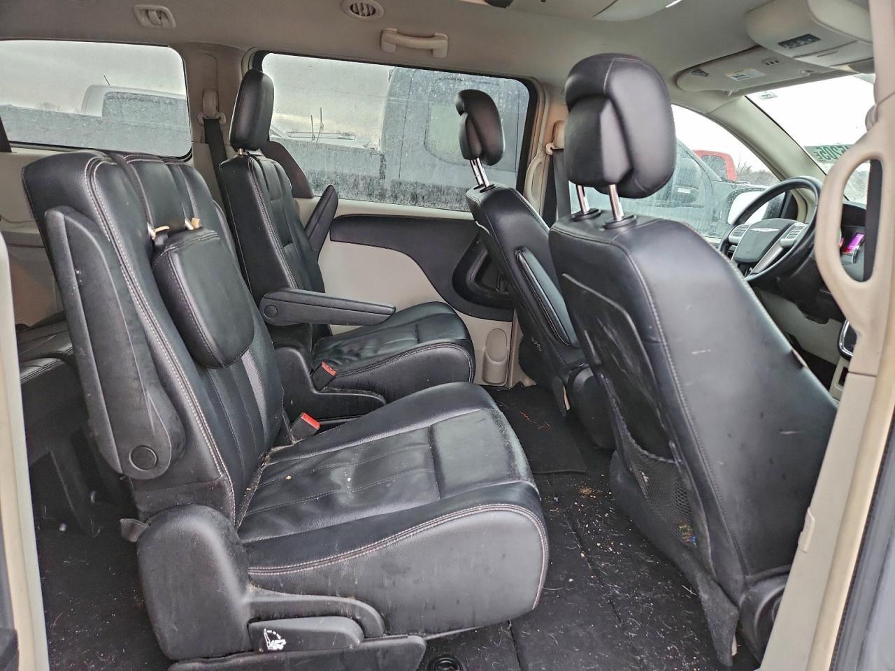 Chrysler Minivan Touring Image 2