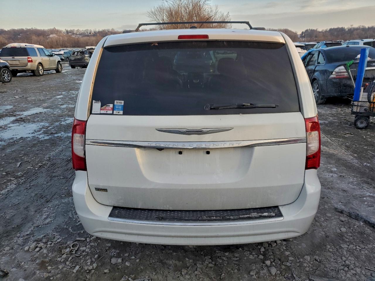 Chrysler Minivan Touring Image 3