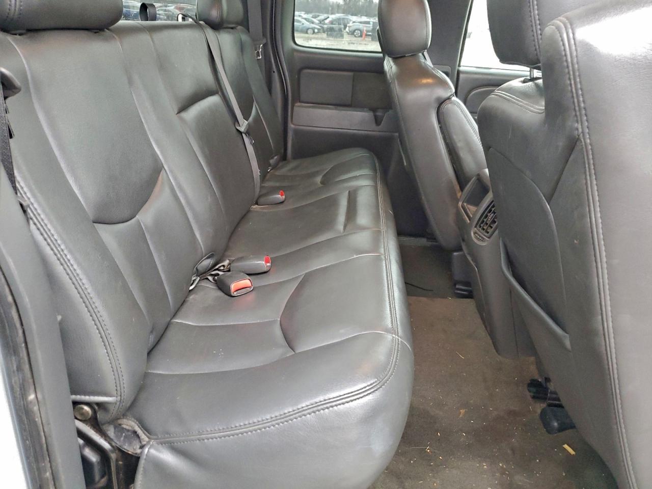 Chevrolet Silverado K1500 Image 3