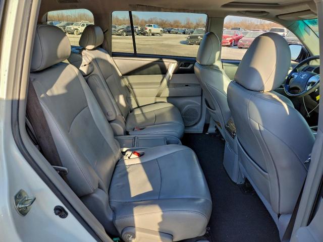 Toyota Highlander Base Image 11