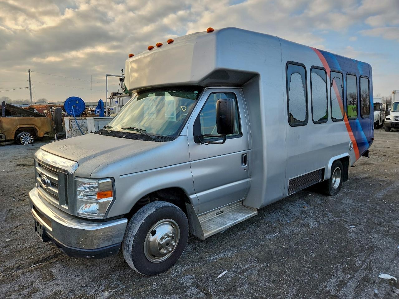 Ford Econoline E350 Super Duty Cutaway Van Image 6