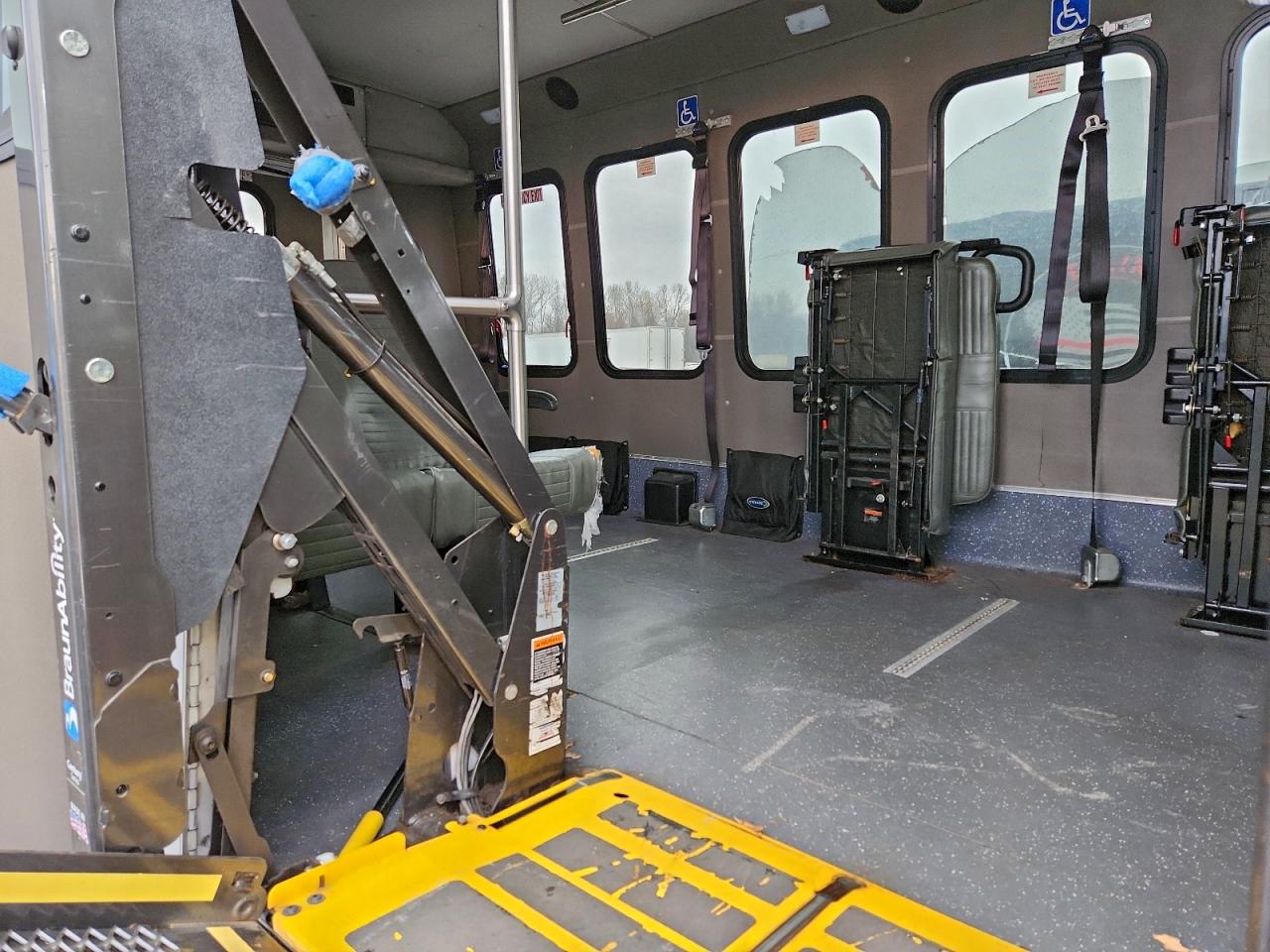 Ford Econoline E350 Super Duty Cutaway Van Image 10