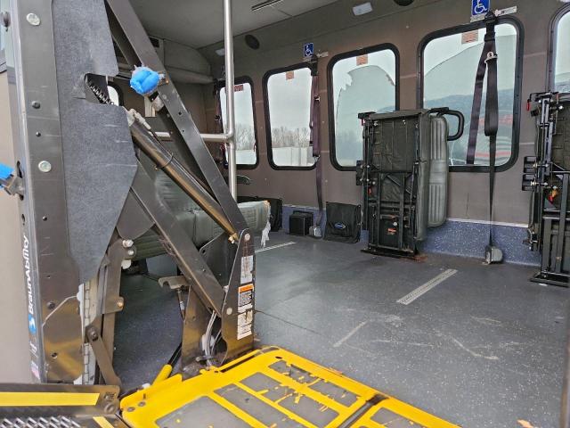 Ford Econoline E350 Super Duty Cutaway Van Image 10