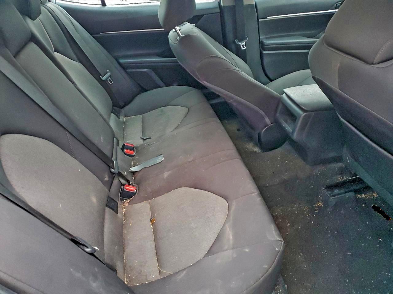 Toyota Camry Le Image 7