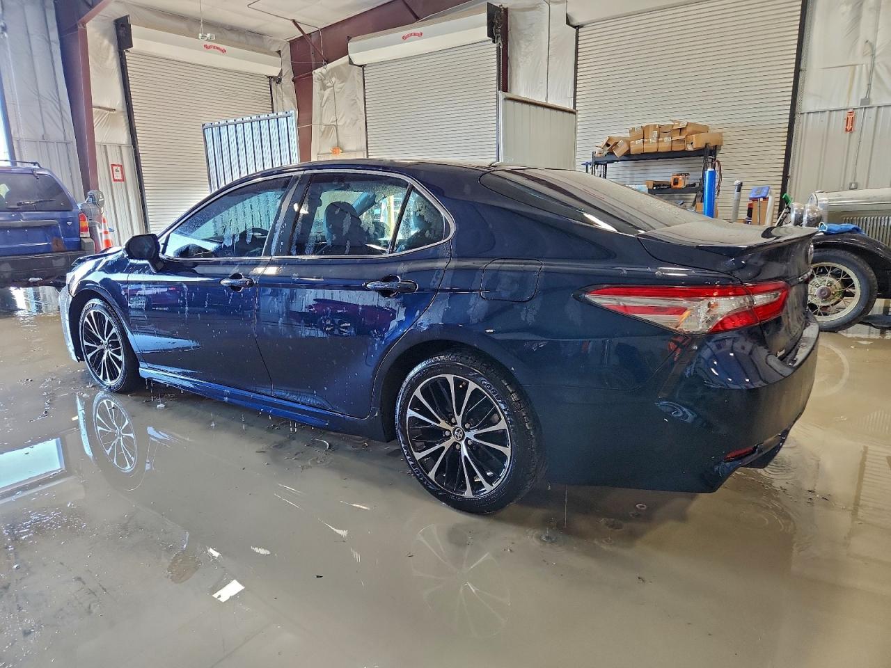 Toyota Camry L Image 9