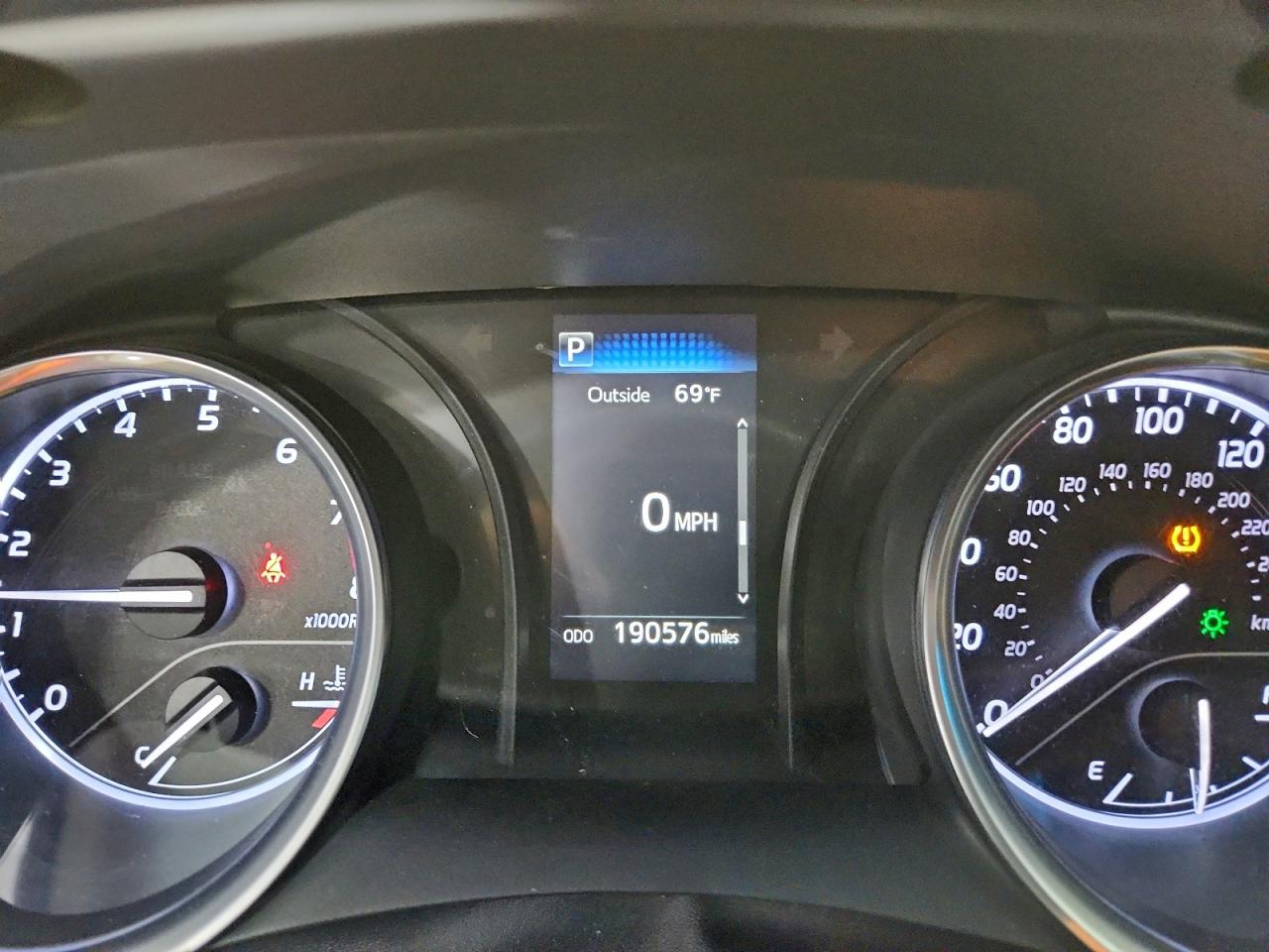 Toyota Camry L Image 12