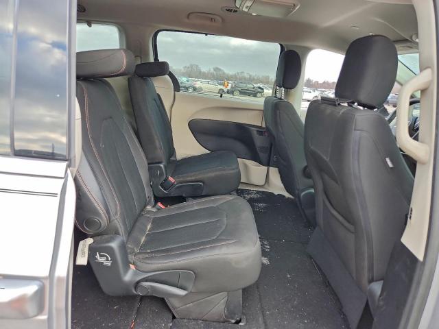 Chrysler Pacifica Touring Plus Image 12