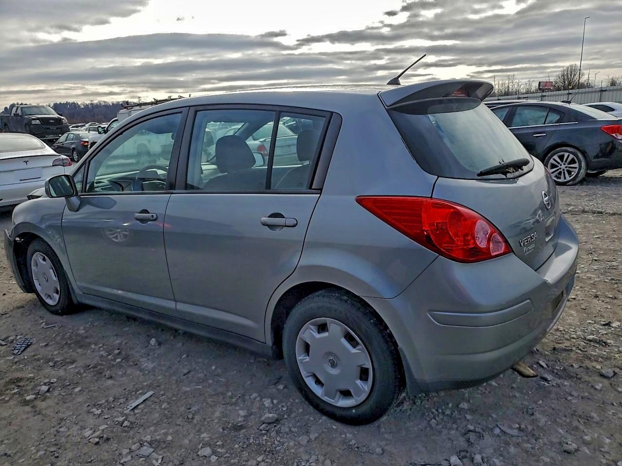Nissan Versa S Image 3