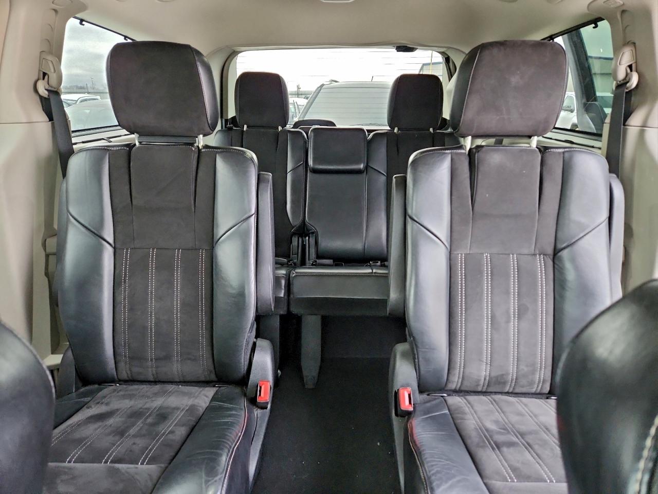 Chrysler Minivan Touring L Image 13