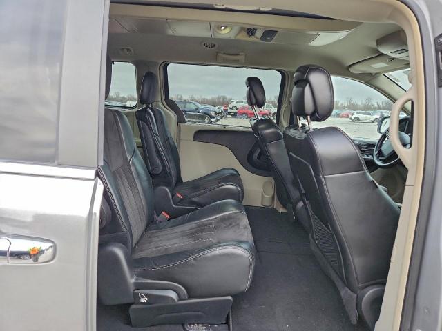 Chrysler Minivan Touring L Image 7