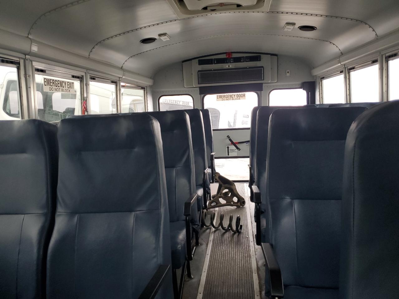 Chevrolet Express Image 10