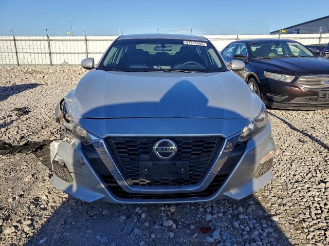 Nissan Altima S Image 9