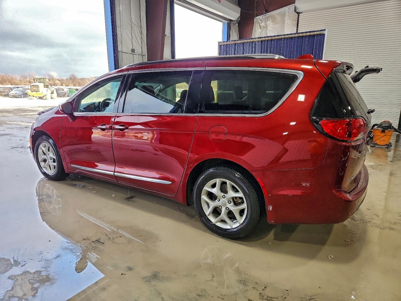 Chrysler Pacifica Limited Image 5