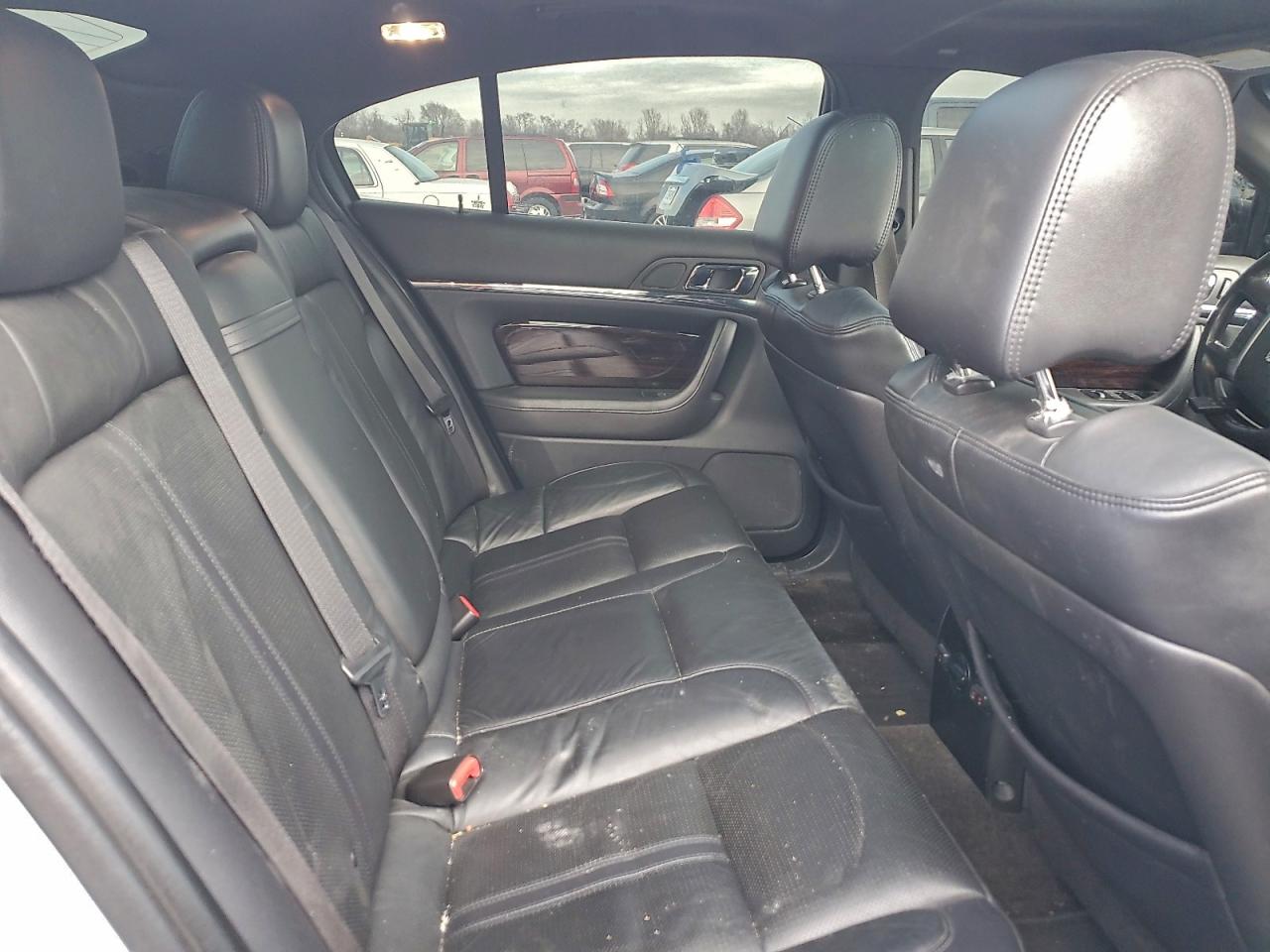 Lincoln MKS Image 12