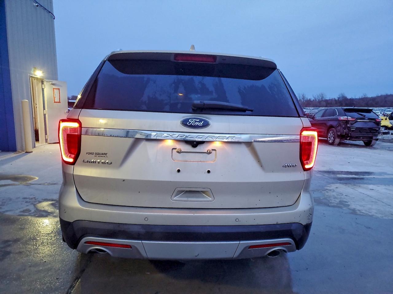 Ford Explorer Limited Image 4