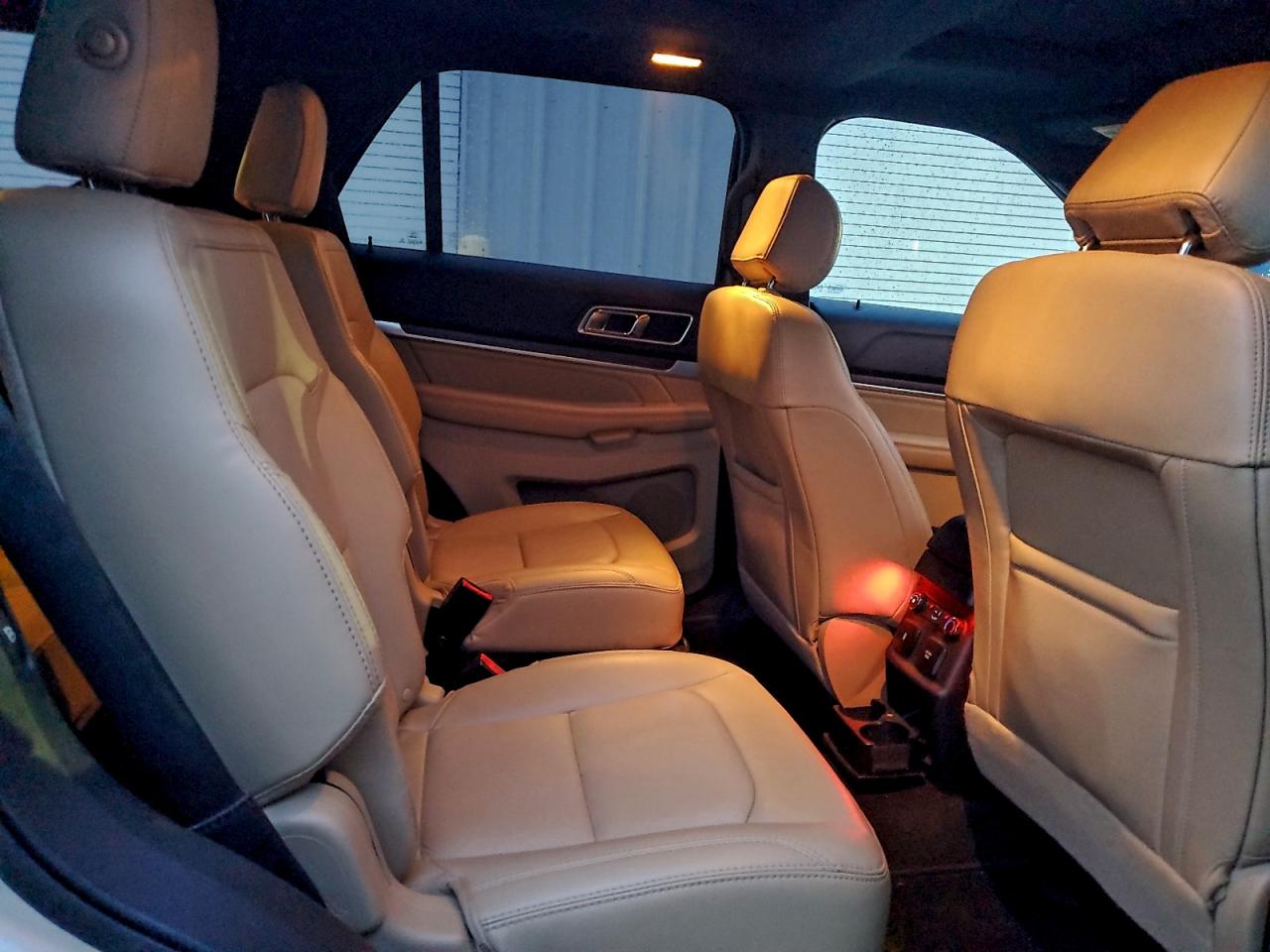 Ford Explorer Limited Image 8