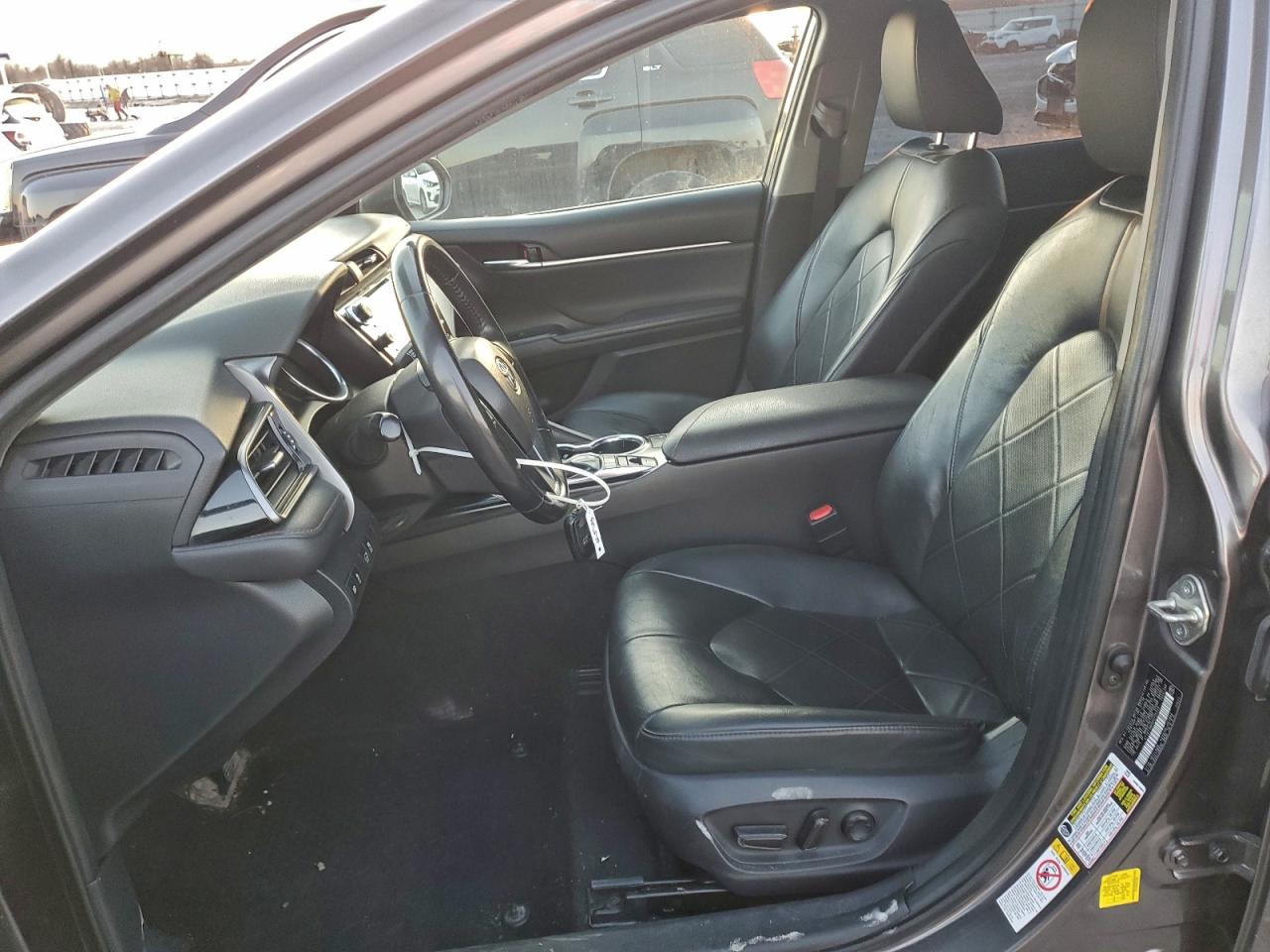 Toyota Camry L Image 11