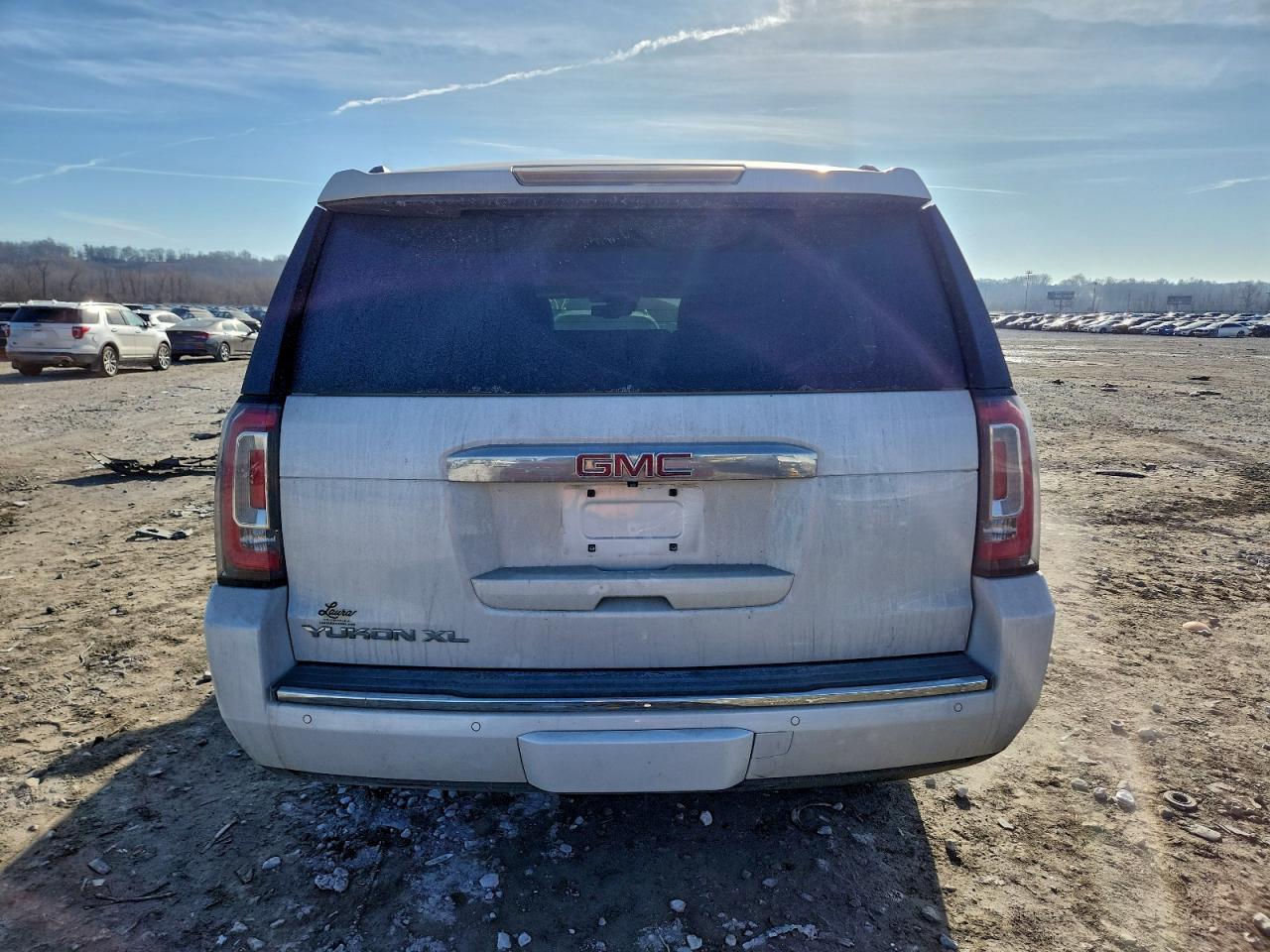 GMC Yukon Denali Image 4
